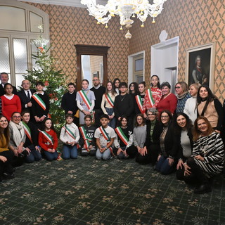 I ragazzi dei consigli comunali decorano l’albero di Natale in Prefettura, simbolo di pace e speranza