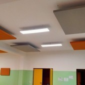 I pannelli colorati fonoassorbenti installati nel locale mensa della scuola primaria Dante Alighieri di Angera