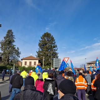 Le voci dal corteo degli operai della Beko: «E' chiara la volontà dell'azienda di non investire più in Italia, ma Cassinetta non si tocca»