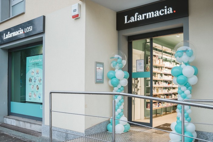 L'inaugurazione de Lafarmacia Losi in via Marconi a Besozzo