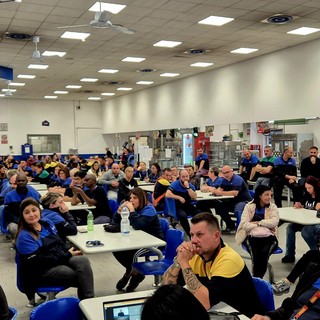 L'assemblea dei lavoratori della Beko di Cassinetta di Biandronno