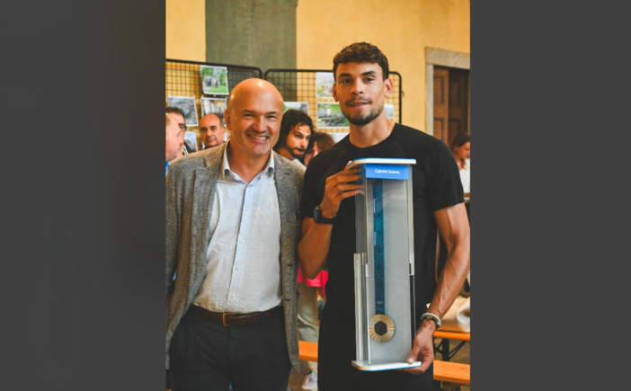 Il sindaco di Besozzo Gianluca Coghetto con il campione olimpico Gabriel Soares che ha donato al Comune una copia della medaglia d'argento