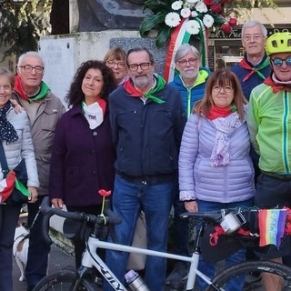 L'omaggio del ciclista della memoria Giovanni Bloisi alle vittime dell'Ottobre di Sangue di Varese