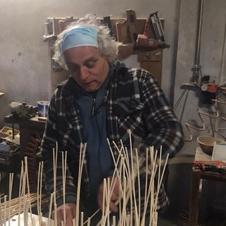 Il cestaio Italo Binda al lavoro nel suo laboratorio di Brebbia