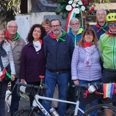 L'omaggio del ciclista della memoria Giovanni Bloisi alle vittime dell'Ottobre di Sangue di Varese