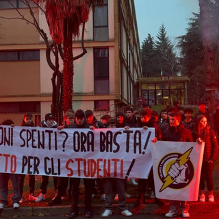 La protesta del Blocco Studentesco davanti all'Itet Daverio di Varese