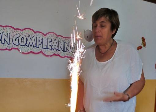 La maestra Lorella Barbetta va in pensione (foto dalla pagina Facebook dell'asilo Sala durante la festa per il suo compleanno)