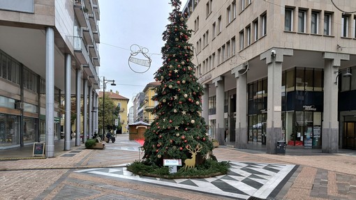 Via Milano e le piazza vestite a festa