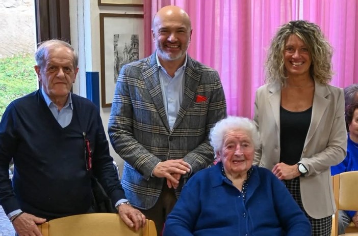 La festeggiata Regina riva tra il sindaco di Brebbia Brughera e il sindaco di Besozzo Coghetto (foto dalla pagina Facebook del Comune di Brebbia)