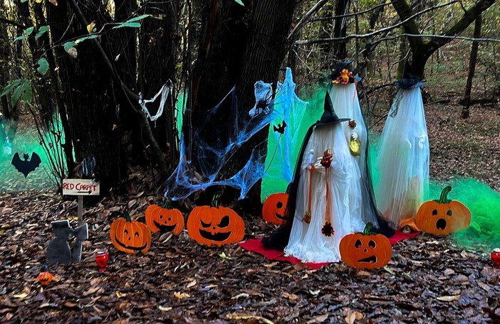 L'installazione dedicata ad Halloween al Laghetasc di Brebbia (foto di Julio di Gallarate)