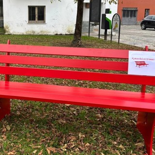 La panchina rossa inaugurata a Brebbia