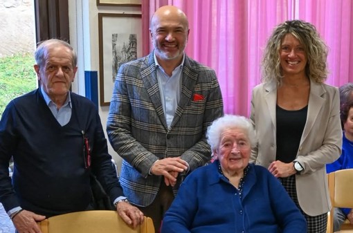 La festeggiata Regina riva tra il sindaco di Brebbia Brughera e il sindaco di Besozzo Coghetto (foto dalla pagina Facebook del Comune di Brebbia)