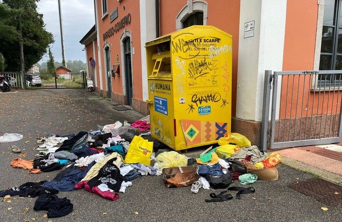 Vestiti e scarpe usati abbandonati nel piazzale della stazione di Barasso Comerio