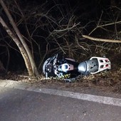 La moto incidentata a bordo strada sulla Sp62 (doto tratta da Luinonotizie.it)