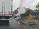 FOTO. Auto prende fuoco in centro a Brebbia, intervengono i vigili del fuoco