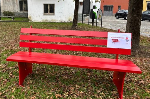 La panchina rossa inaugurata a Brebbia