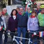 L'omaggio del ciclista della memoria Giovanni Bloisi alle vittime dell'Ottobre di Sangue di Varese