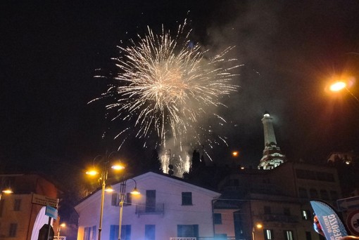 VIDEO e FOTO. I fuochi d'artificio e l'argento di Gabriel Soares illuminano il cielo di Besozzo