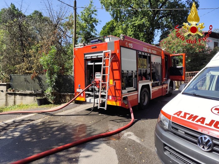 A fuoco un'abitazione a Bisuschio, leggermente ustionata una persona