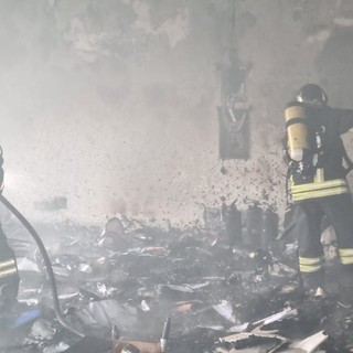 FOTO. Incendio in un'azienda dismessa di Busto, vigili del fuoco al lavoro