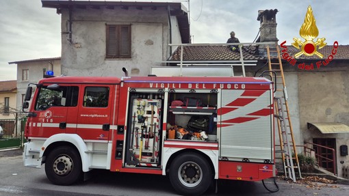 L'intervento dei vigili del fuoco a Bogno di Besozzo per spegnere l'incendio di una canna fumaria