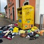 Vestiti e scarpe usati abbandonati nel piazzale della stazione di Barasso Comerio