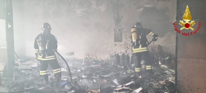 FOTO. Incendio in un'azienda dismessa di Busto, vigili del fuoco al lavoro