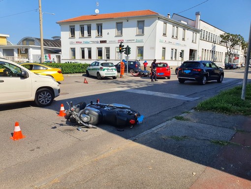 FOTO. Scontro tra due moto e un'auto a Busto, un ferito