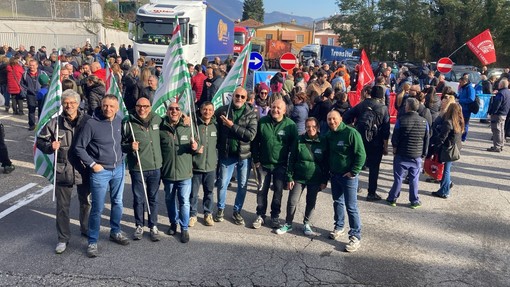 Il presidio dei lavoratori della Beko alla portineria di Cassinetta