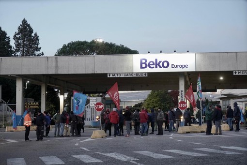 L'ingresso principale dello stabilimento Beko di Cassinetta