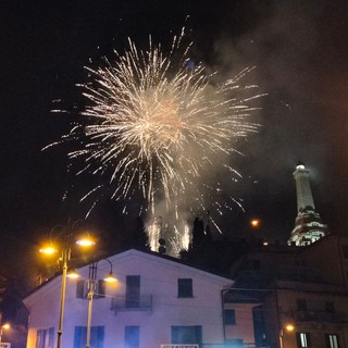 VIDEO e FOTO. I fuochi d'artificio e l'argento di Gabriel Soares illuminano il cielo di Besozzo