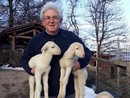 Il signor Giancarlo Galli con in braccio due animali ospiti del suo rifugio a Brissago (foto tratta da Luinonotizie.it)