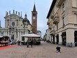 Via Milano e le piazza vestite a festa