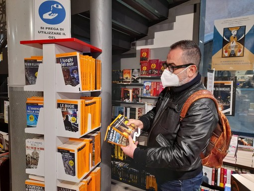 Bezzon in libreria. Scova un paio di suoi romanzi. Nel video sottostante, accanto all'installazione &quot;Love&quot; del Distretto Urbano del Commercio. Davanti a San Pietro (Gallarate) e vicino alla E. Di Emiliano