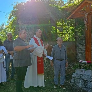 La cerimonia di riposizionamento del Crocifisso in località Bozza a Brebbia (foto dalla pagina Facebook del Comune)