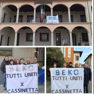 Gli striscioni dei lavoratori Beko di Cassinetta affissi ai Comuni di Cadrezzate con Osmate, Ternate e Mercallo