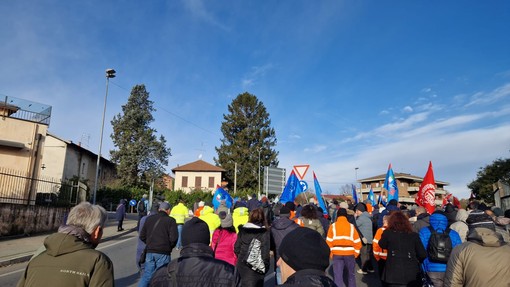 Le voci dal corteo degli operai della Beko: «E' chiara la volontà dell'azienda di non investire più in Italia, ma Cassinetta non si tocca»