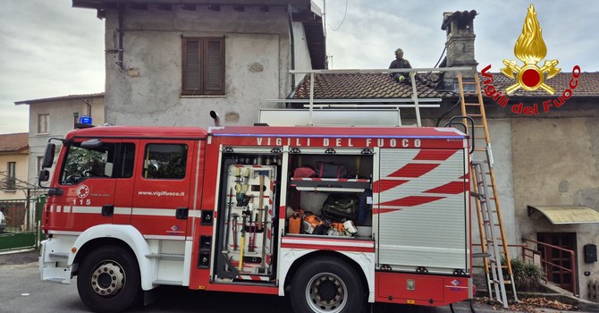 L'intervento dei vigili del fuoco a Bogno di Besozzo per spegnere l'incendio di una canna fumaria