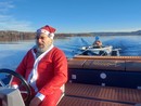 La &quot;banda&quot; dei Babbo Natale soccorre un'imbarcazione in difficoltà sul lago di Varese