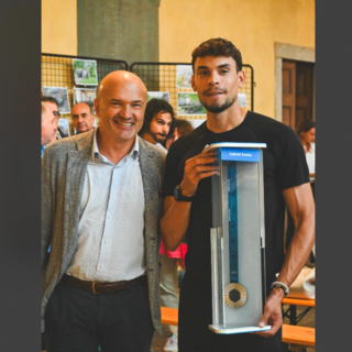 Il sindaco di Besozzo Gianluca Coghetto con il campione olimpico Gabriel Soares che ha donato al Comune una copia della medaglia d'argento