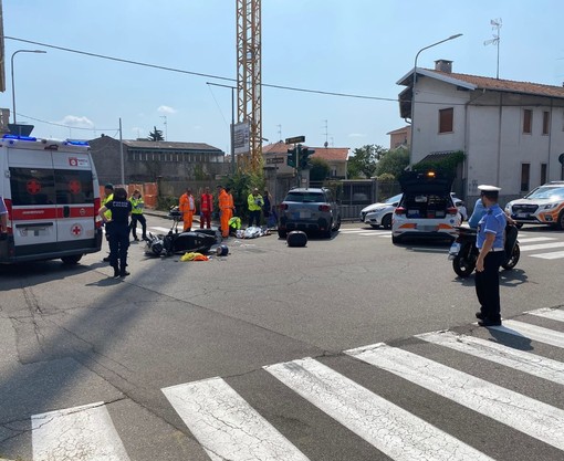 Le immagini dell'incidente tra un'auto e una moto a Busto all'incrocio tra viale delle Rimembranze e via Giordano Bruno