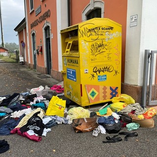 Atti vandalici alla stazione ferroviaria di Barasso: manomesso il defibrillatore e distrutti i sacchi dei vestiti usati