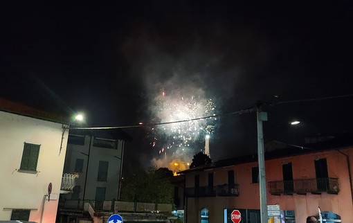 Lo spettacolo dei fuochi d'artificio dello scorso anno della notte bianca di Besozzo