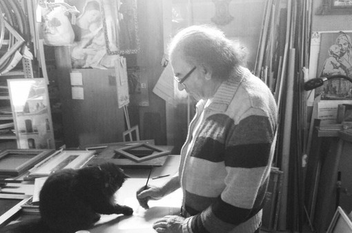 Il maestro Antonio Ferrari al lavoro nel suo studio (foto dalla sua pagina Facebook)