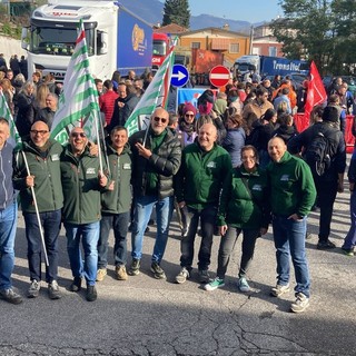 Il presidio dei lavoratori della Beko alla portineria di Cassinetta