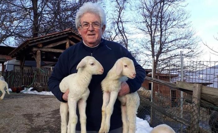 Il signor Giancarlo Galli con in braccio due animali ospiti del suo rifugio a Brissago (foto tratta da Luinonotizie.it)