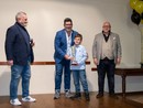 Carlo Bino riceve il tradizionale e prestigioso premio G.B. Capretti - Sportivo dell'anno dalle mani del piccolo Nicolò, nipote dell'indimenticabile Giambattista Capretti davanti al sindaco di Azzate, Raffaele Simone, e al perfetto maestro di cerimonia Antonio Triveri (foto Alessandro Umberto Galbiati)