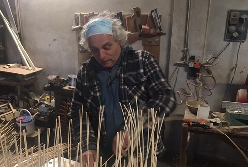 Il cestaio Italo Binda al lavoro nel suo laboratorio di Brebbia