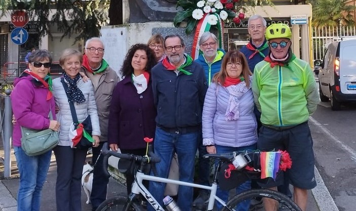 L'omaggio del ciclista della memoria Giovanni Bloisi alle vittime dell'Ottobre di Sangue di Varese