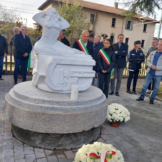 VIDEO e FOTO. Per non dimenticare mai i morti sul lavoro: inaugurato alla stazione di Besozzo il monumento voluto dalla Cisl